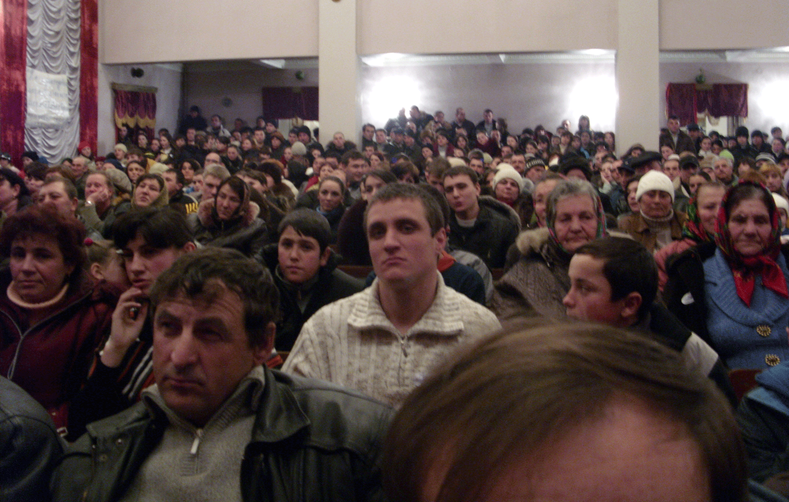 Spectatorii prezenţi la concursul "Haideţi băieţi" 2009.
